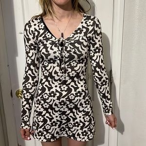 brown and white 70s flower mini dress 🌊